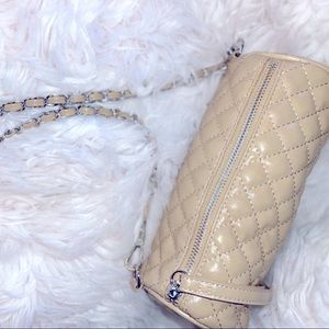 “Lowkey feeling you” handbag/Barrel Purse 🤍🍨
Color - beige